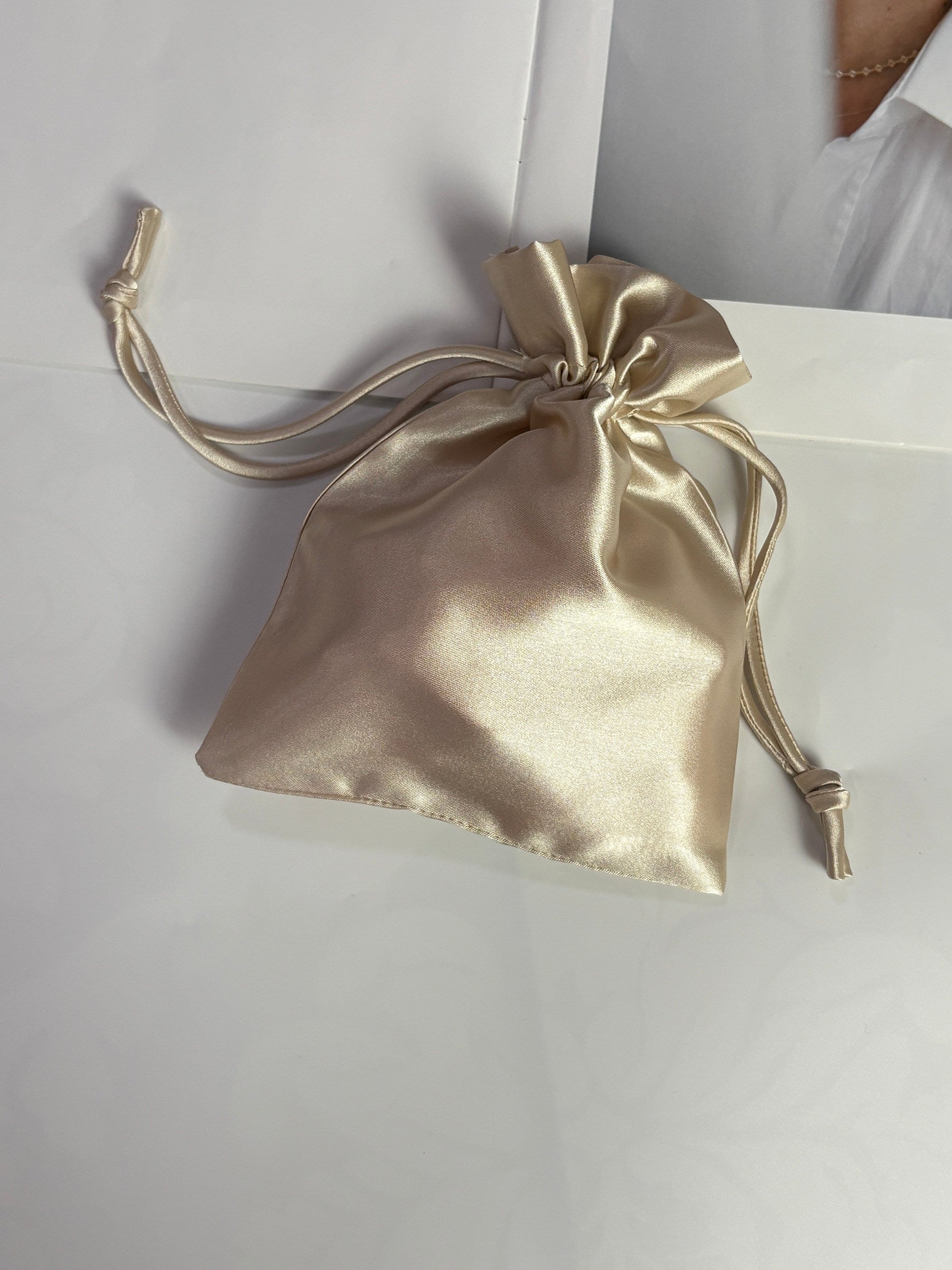 Velvet Gloss Silk Drawstring Pouch